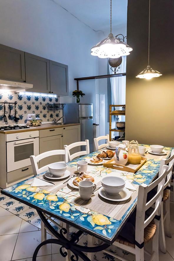 La Casa Napoletana Bed & Breakfast Napoli Bagian luar foto